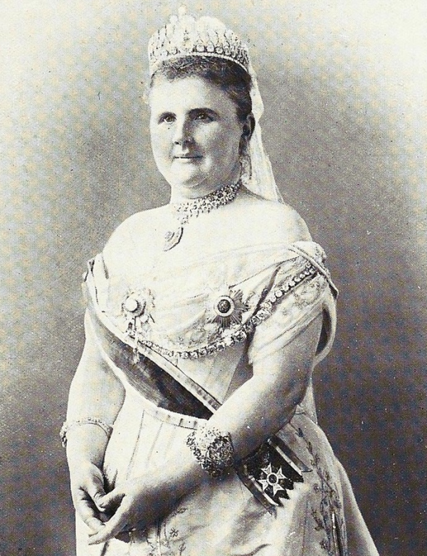 Queen Emma of the Netherlands wears her sapphire parure around 1901