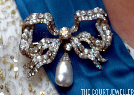 The Kensington Bow Brooch